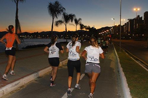  A partir das 4h15min, 3.700 atletas com diferentes estados e níveis de preparação correrão para alcançar o mesmo objetivo: vencer 140 km / Foto: Divulgação